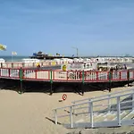 In Zeedijk With Stunning Sea Views アパート *