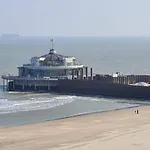 In Zeedijk With Stunning Sea Views アパート ブランケンベルヘ